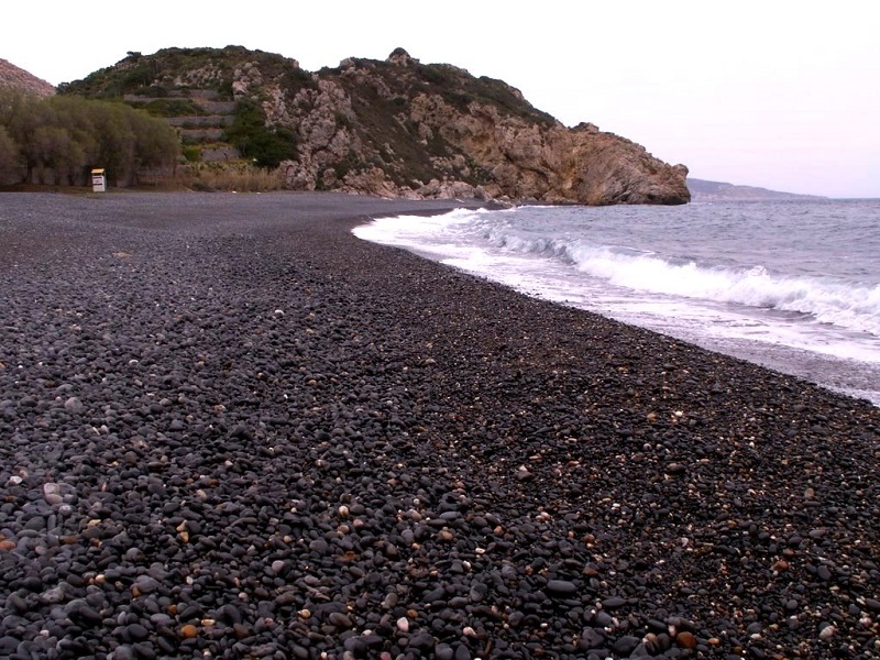 Χίος: Η παραλία "Μαύρα Βόλια" που αποτελεί παγκόσμιο φαινόμενο 