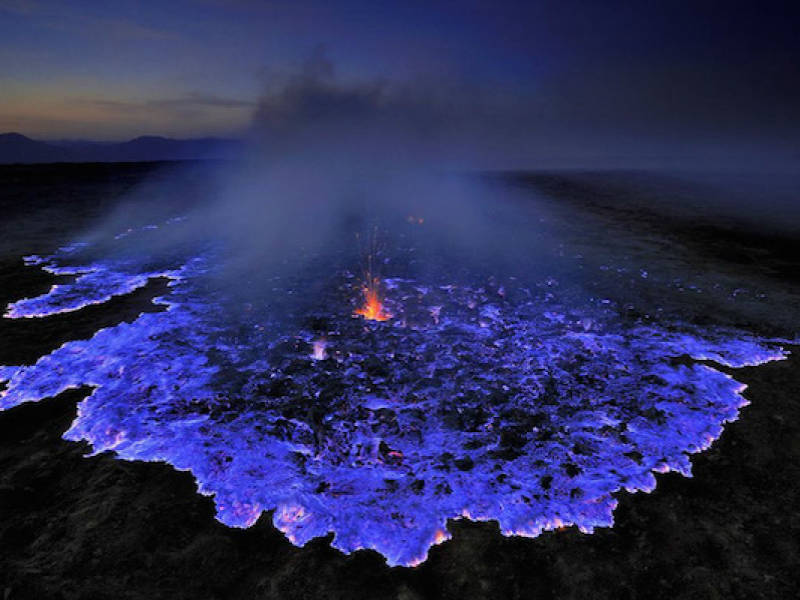 Ινδονησία: Αυτό το ηφαίστειο γίνεται.. μπλε τη νύχτα!