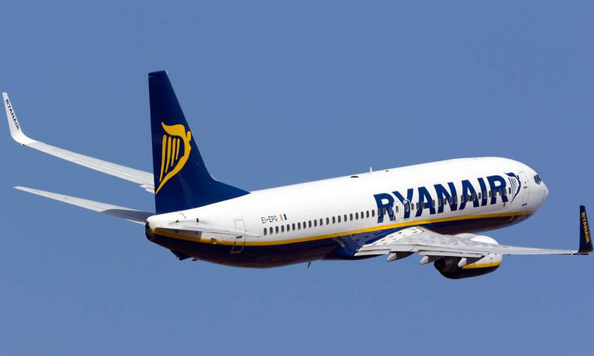Μειώνει τις βάσεις της η Ryanair